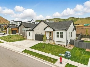 Building Photo - 6062 N Fox Cyn Rd