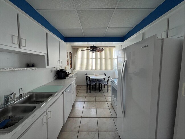 Building Photo - 100 Golden Isles Dr