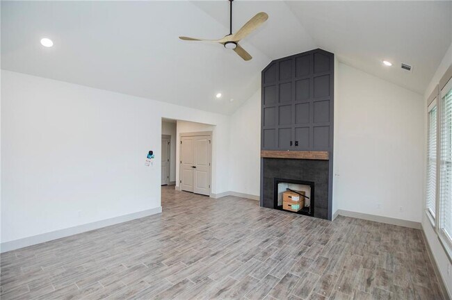 Building Photo - 108 White Oak St