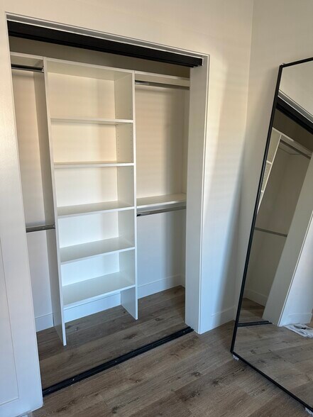 Building Photo - 1021 W 77th St