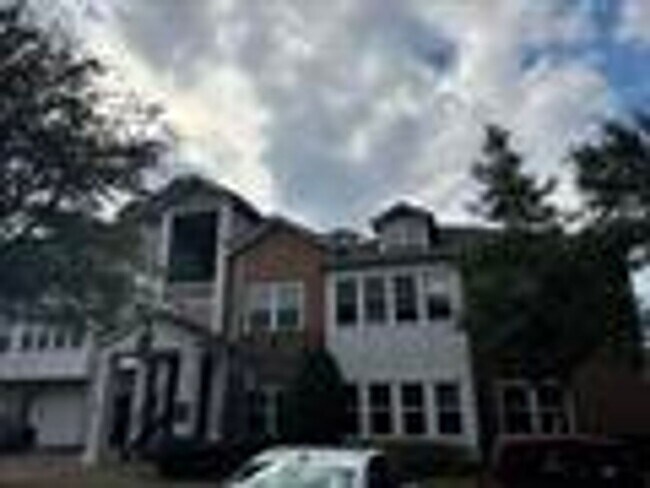 Building Photo - 2801 Chancellorsville Dr