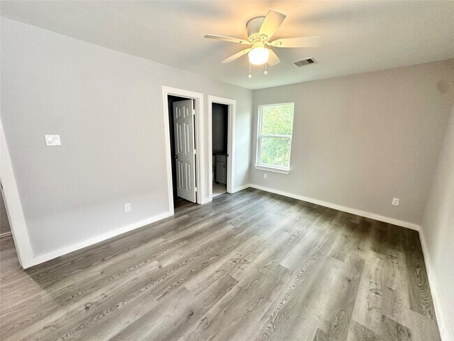 Building Photo - 8215 Crestview Dr