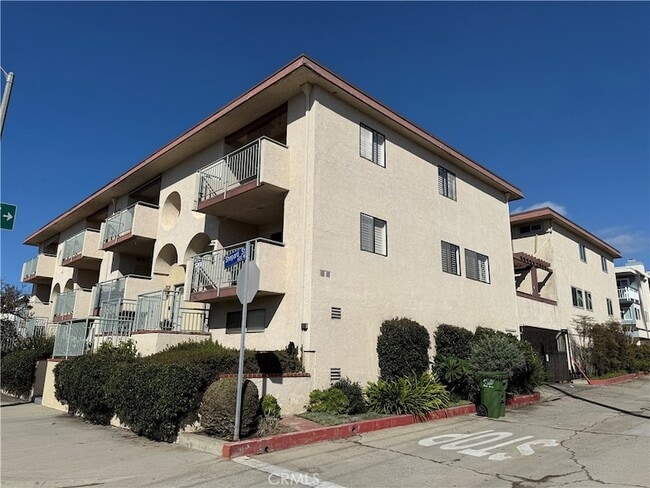 Building Photo - 676 Shepard St