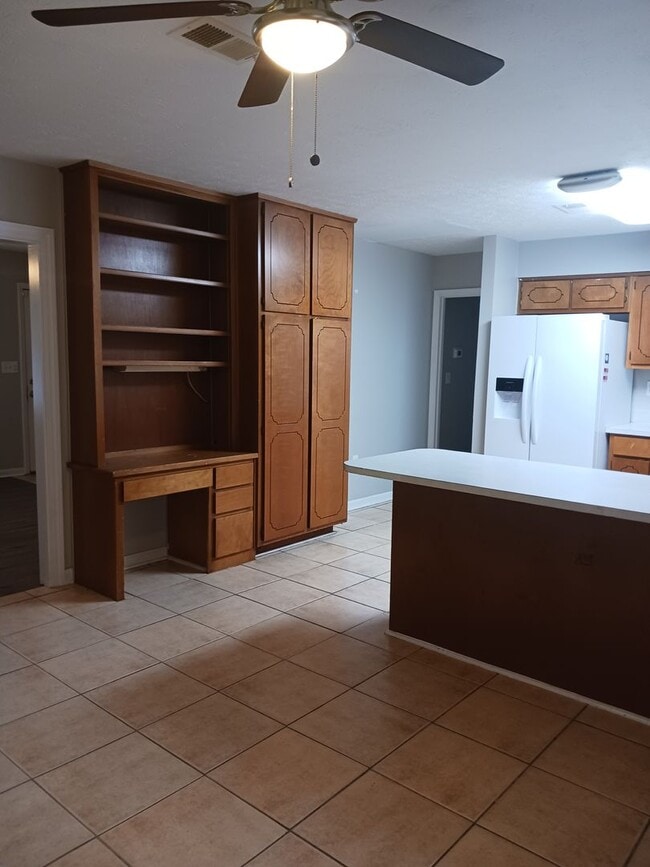 Building Photo - 4 Bedroom 2 bathroom Home available to ren...