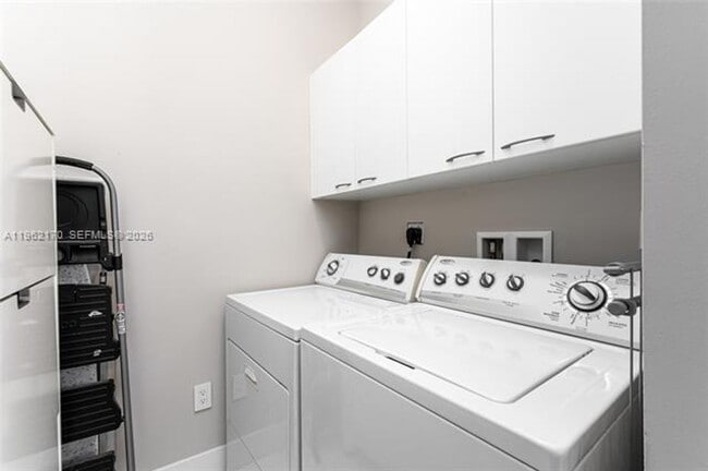 Building Photo - 15901 Collins Ave