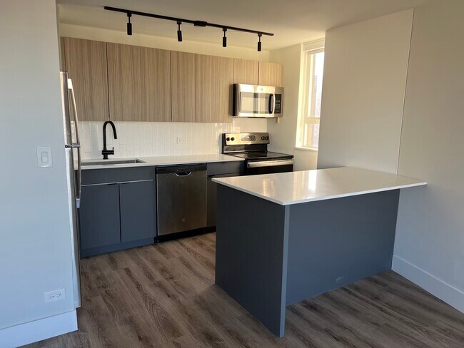 Building Photo - 2 E Oak St