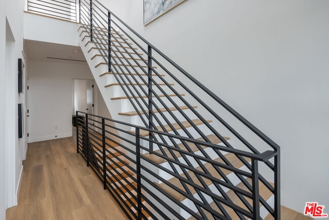 Building Photo - 1247 1/2 W Bellevue Ave