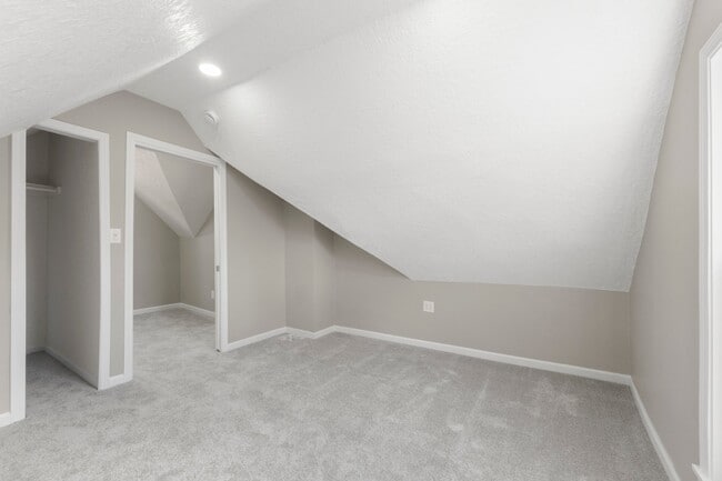 Building Photo - 607 Riverside Ave