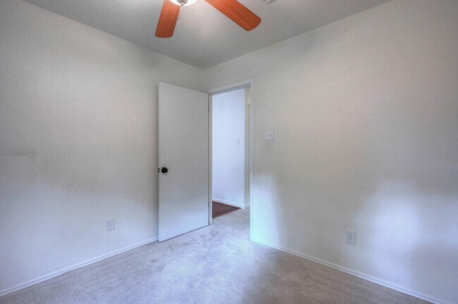 Building Photo - 9859 Meadow Bend Ln