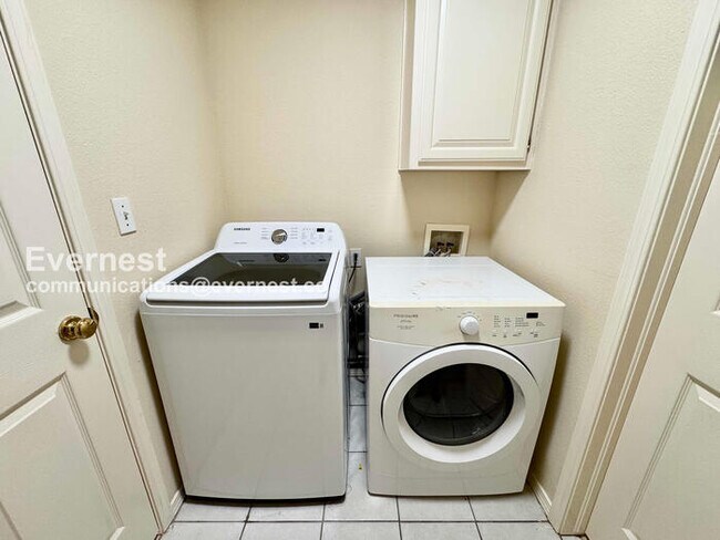 Building Photo - 621 S Cedar Ave