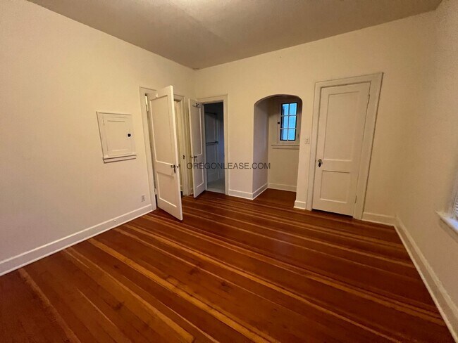 Building Photo - Large One bedroom downtown Eugene Apartment