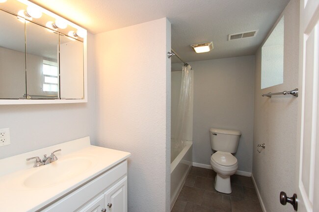 Building Photo - 110 Valley Ave NW