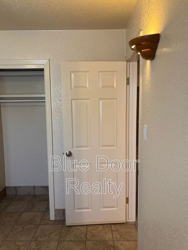 Building Photo - 801 Ortiz Dr SE