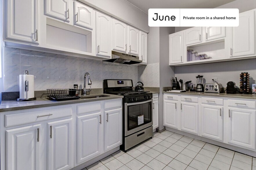 Building Photo - Room in Shared 4 bed/1 bath home