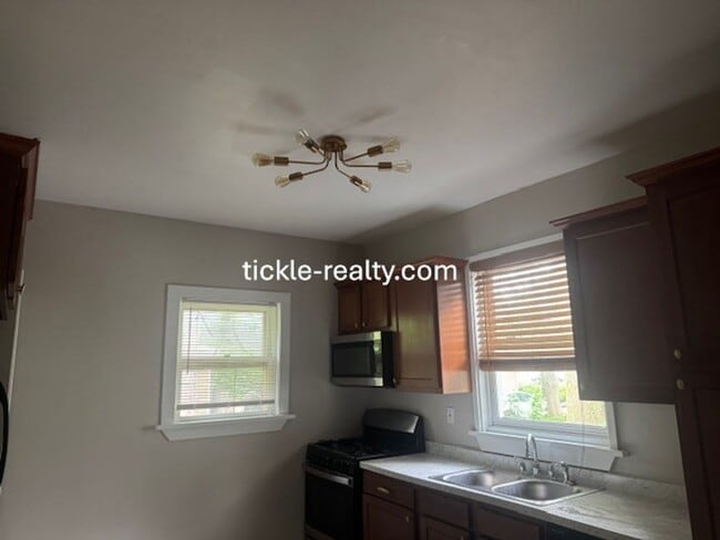 Building Photo - Large 5 Bedroom 2 Bath Single Family Home!...