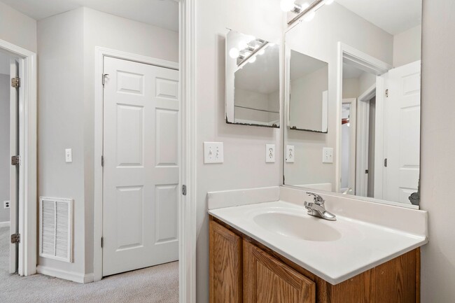Building Photo - Gorgeous 3BR Townhome with Fresh Updates i...