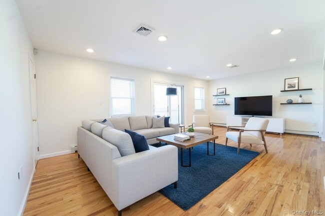 Building Photo - 556 E Harrison St