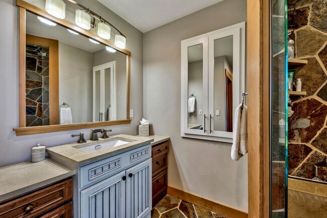 Building Photo - Gorgeous Lakeview! Pet Friendly w a Garage & AC!