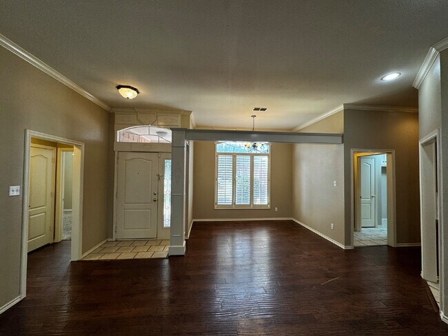 Building Photo - Beautiful Home in Upscale Neighborhood!