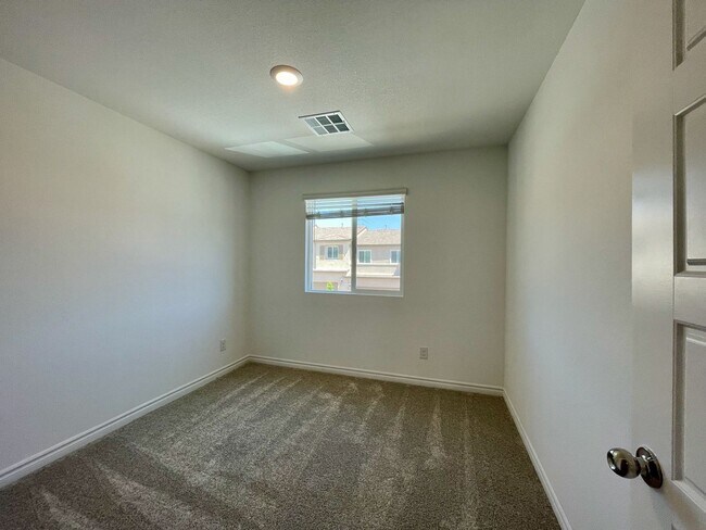 Building Photo - Gated 3 Bed, 2.5 Bath, 2 Car Garage Townho...
