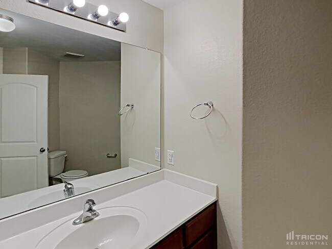 Building Photo - 425 Palomino Stand Dr