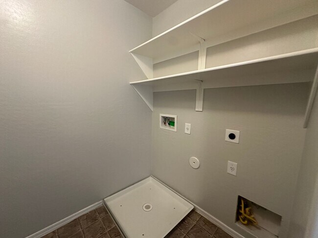 Building Photo - Promotion!  4 Bed 2.5 Bath Home with Split...