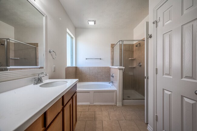 Building Photo - 520 West Fork