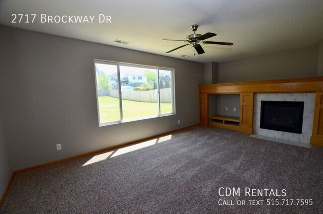 Building Photo - Huge DSM Split Level!