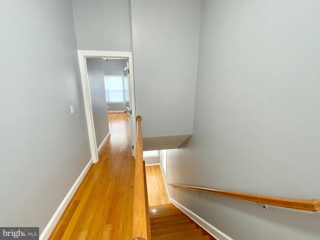 Building Photo - 812 5th St NE