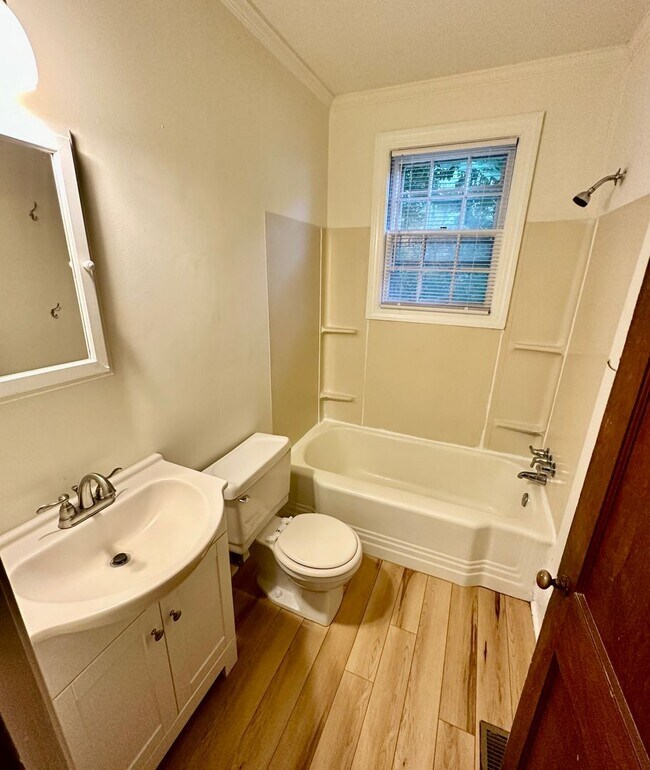 Building Photo - 207 Friendly Ln