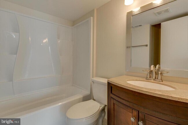 Building Photo - 11 Queen Elizabeth Ct