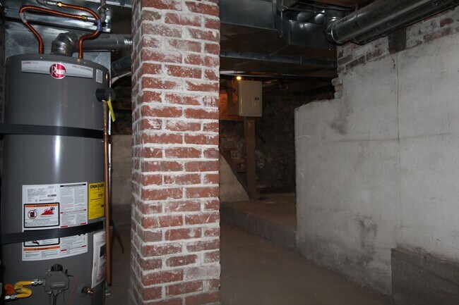 Building Photo - 614 E Hartson Ave