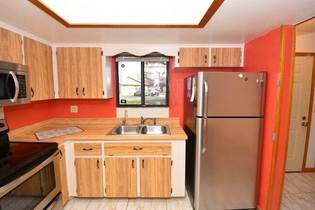Building Photo - Lovely, 2 bedroom townhome in the Villages...
