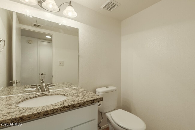 Building Photo - 1446 E Grovers Ave