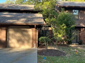 Building Photo - Beautifully Updated Townhome in Kirkwood