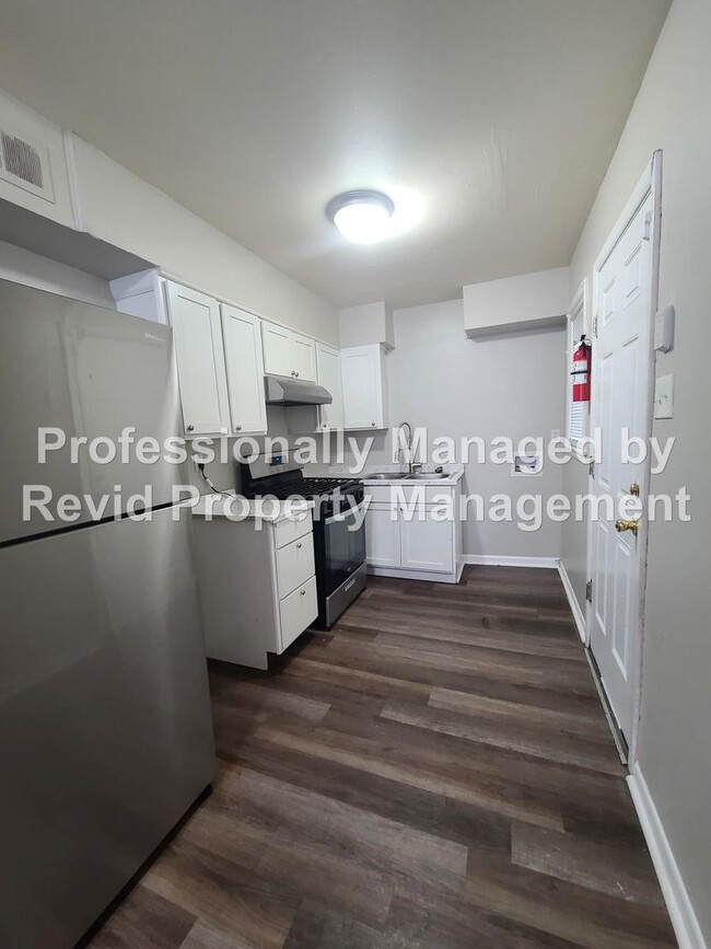 Building Photo - 744 Lester St