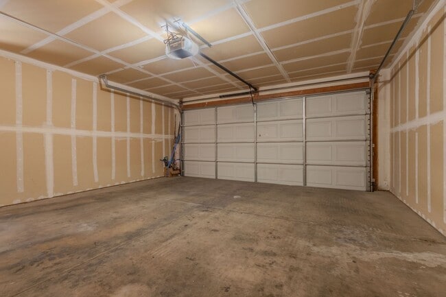 Building Photo - 3 Bedroom 2 Bathroom