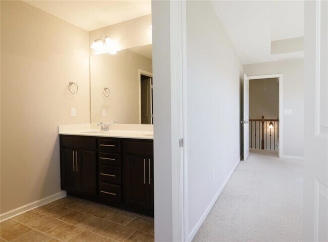 Building Photo - 204 Highland Village Ln