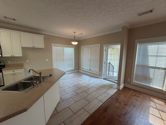 Building Photo - Cozy Condo in Gardens at Gatewood!