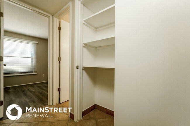 Building Photo - 5533 S Santa Cruz Ave