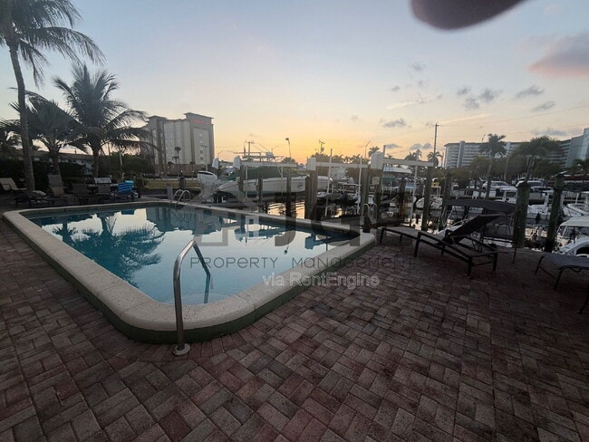 Building Photo - 861 SE 22nd Ave