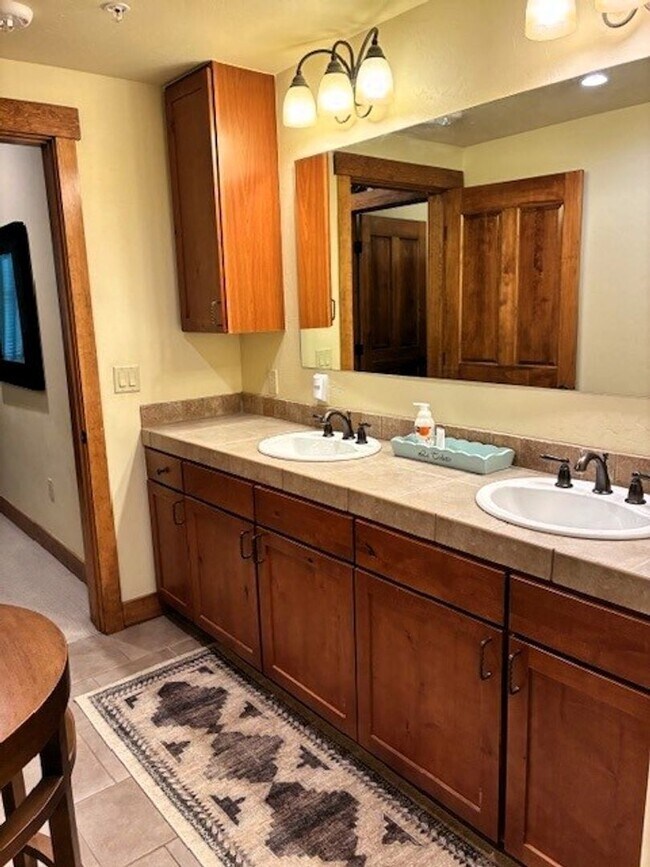 Building Photo - Summer Seasonal Rental - The Cache at Union Creek #3-101