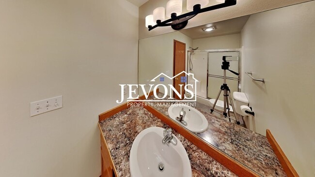 Building Photo - $500 Rent Credit - Two-bedroom home with a fully equipped kitchen, conveniently located near West...