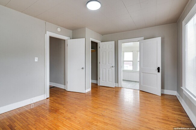 Building Photo - 818/818A Bowen St