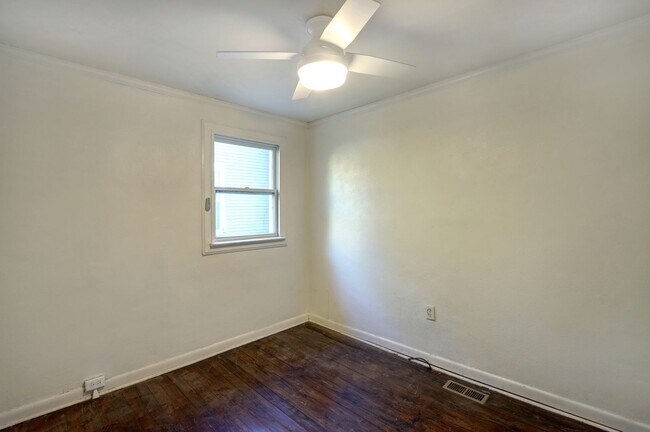 Building Photo - 4 Bedroom house---walk to Forsyth in 15 minutes