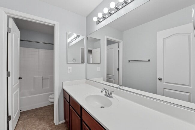 Building Photo - 2220 S Ponderosa Dr
