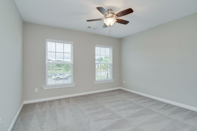 Building Photo - 4 Bedroom 2.5 Bath Canterbury Farms