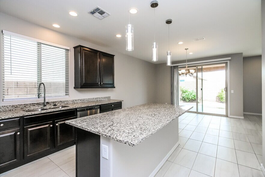 Building Photo - 9546 E Thornbush Ave