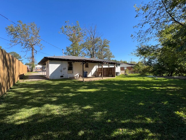 Building Photo - Freshly Renovated 3-Bedroom Home!