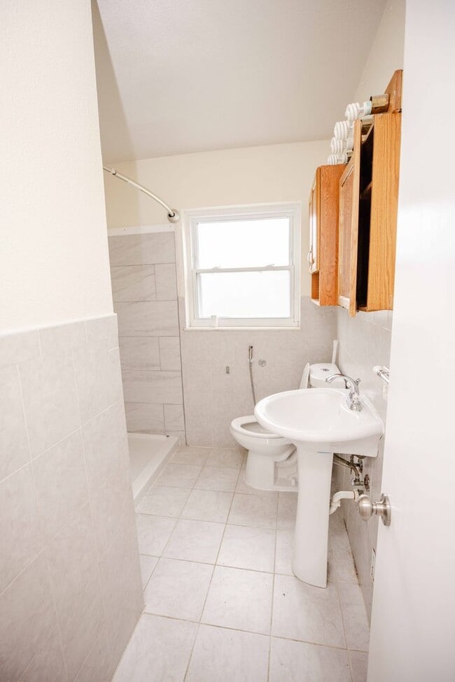 Building Photo - Beautiful Three Bedroom Home For Rent In Washington Local!